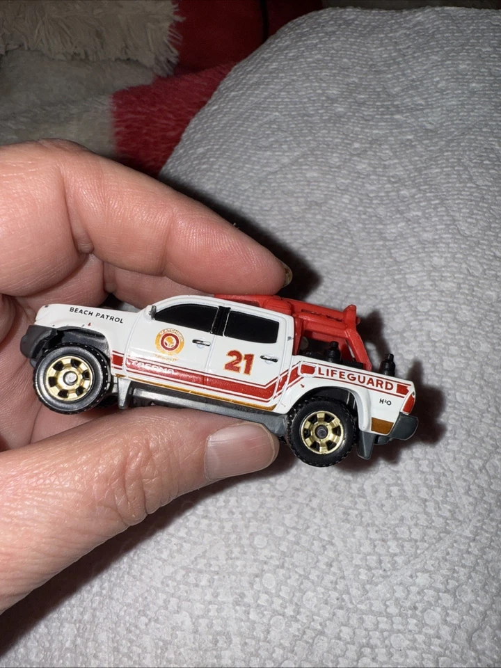 Matchbox Toyota Tacoma BDV65 Beach Patrol Salvavidas Rescate 'Suelto' Blanco Foto 3 de 4