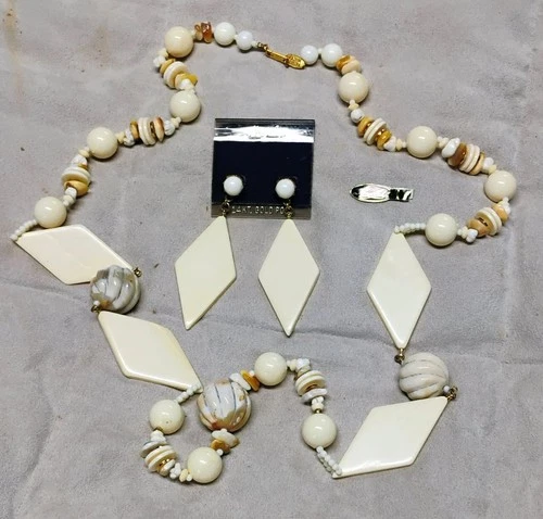 Item 2660: VINTAGE MIRIAM HASKELL NECKLACE /EARRINGS -Bakelite w 14kt gold posts