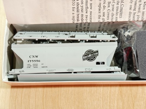 Kit de tolva cubierta de 2 bahías HO Intermountain Chicago North Western ACF CNW #175556 | Condition: New