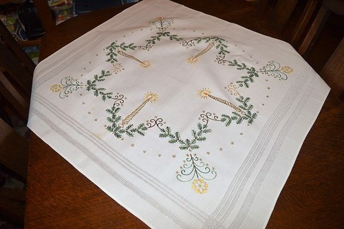 WEIHNACHTSBÄUME AUS SCHNÖRKELARBEITEN & KERZEN MIT EINEM TWIST! VINTAGE DEUTSCHE TISCHDECKE - Bild 11 von 12
