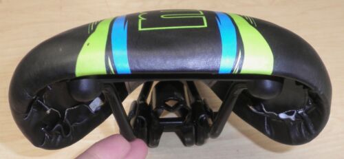 MONGOOSE BLACK/GREEN/BLUE BICYCLE SADDLE/SEAT BIKE PARTS 650-1 - Picture 3 of 5