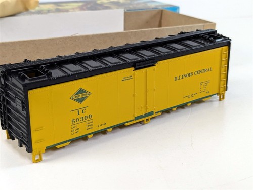 Athearn 5026 Illinois Central 40' Steel & Wood Reefer Car IC 50300 HO Scale Kit - Picture 4 of 6