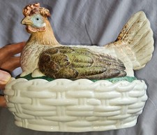 Boîte ou terrine en porcelaine et biscuit polychrome Poule sur son nid