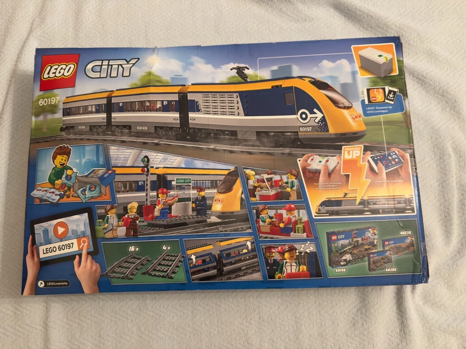LEGO CITY: Tren de Pasajeros (60197) nuevo en caja dañada (ver fotos) Foto 2 de 4