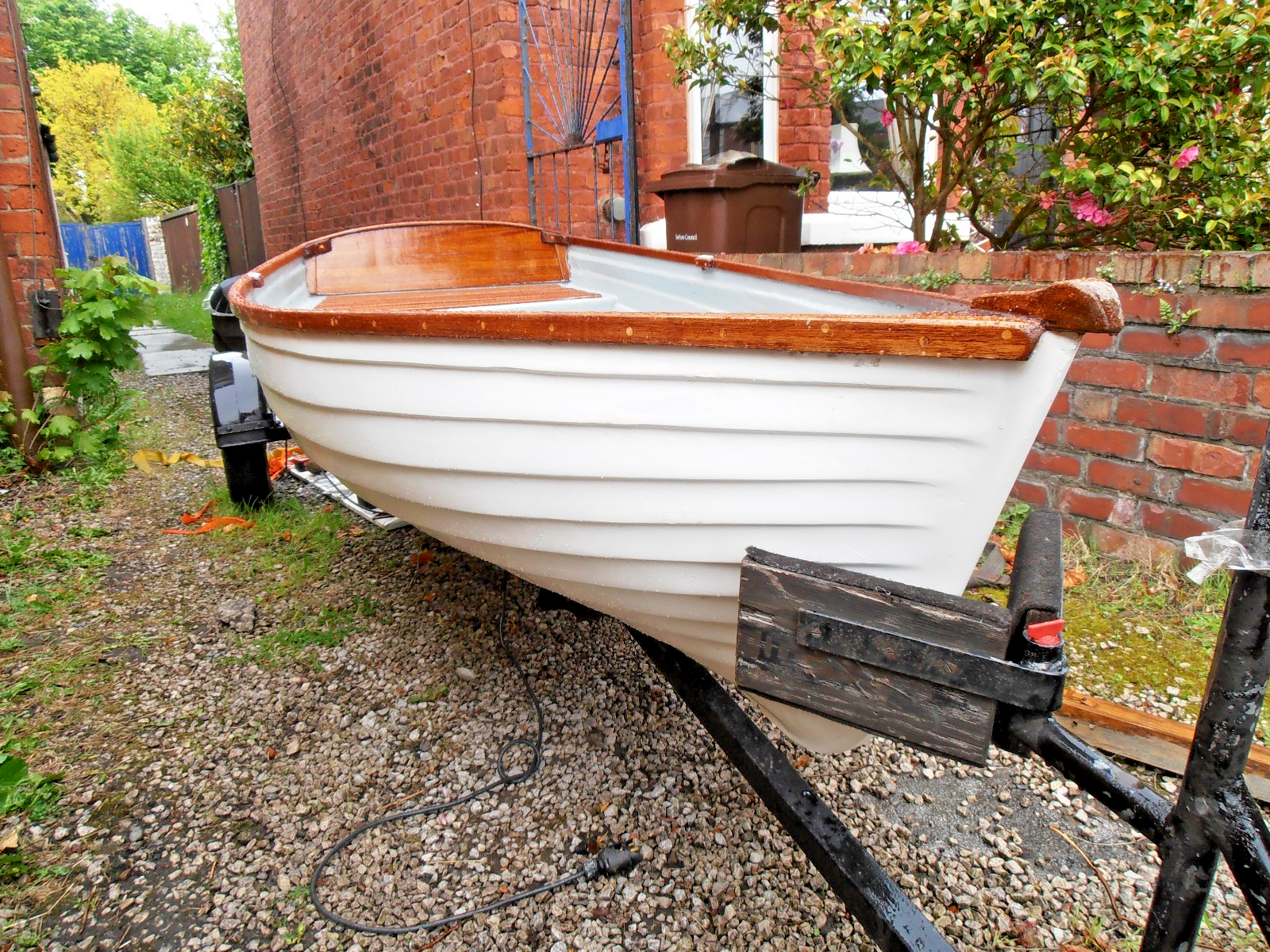 Clinker Rowing Eight 10ft clinker,rowing boat,fishing boat,dinghy,tender, high spec £100 ...