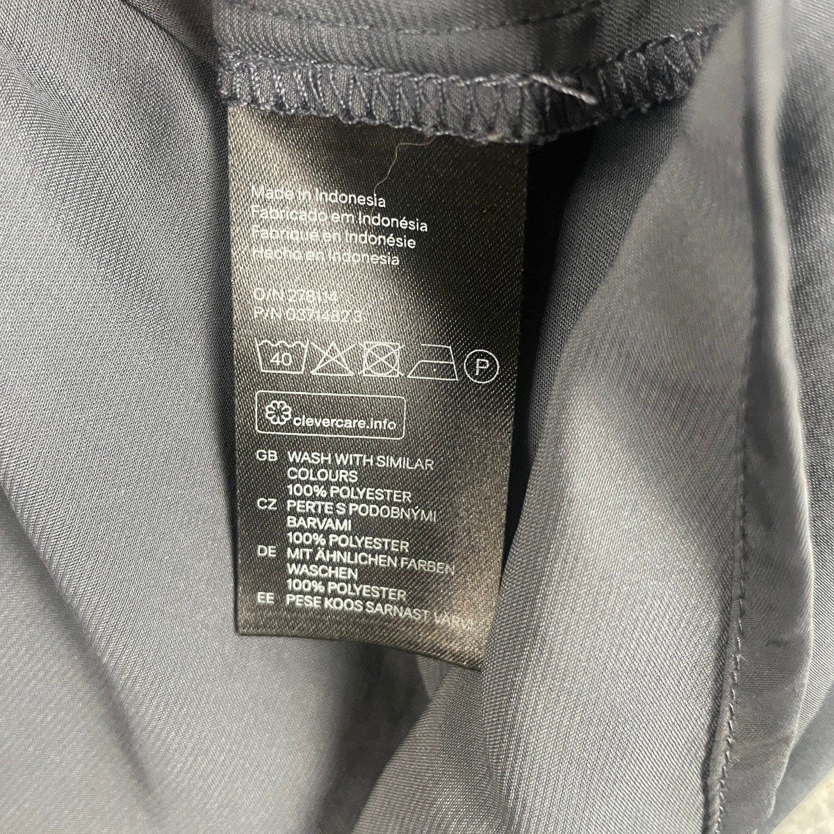 H&M Conscious Women's US 4 Black 100% Polyester V-Neck Short Cap