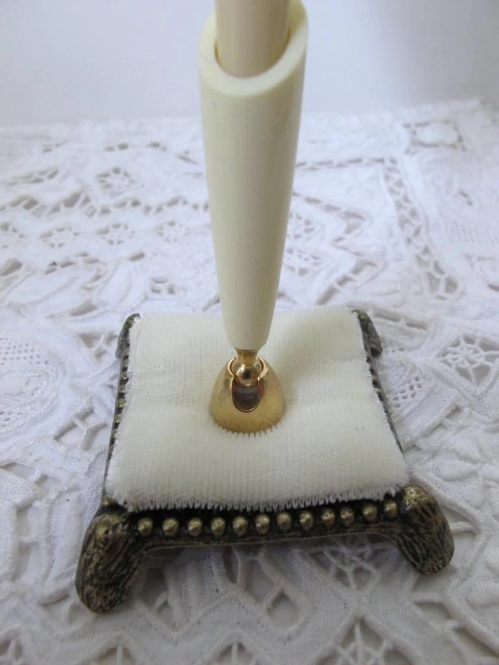 Elegante pluma de avestruz Hortense B. Hewitt de colección con soporte de terciopelo blanco Foto 4 de 4