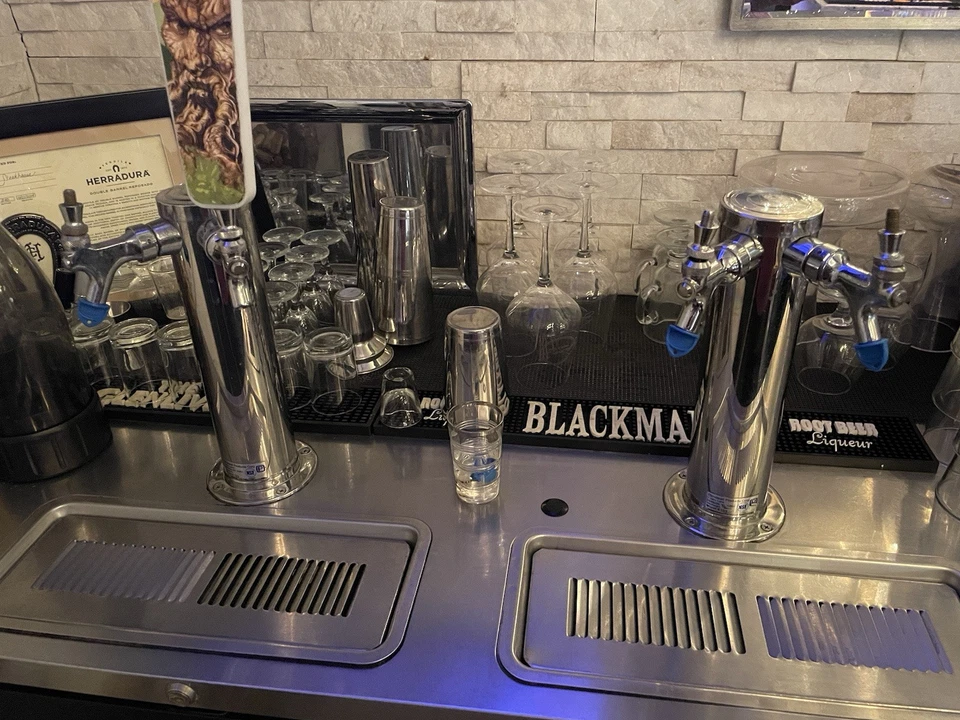 REFRIGERADOR Y/O CONGELADOR COMERCIAL BEVERAGE AIR. MODELO: Enfriador de 4 barriles DD58-1 Foto 4 de 4