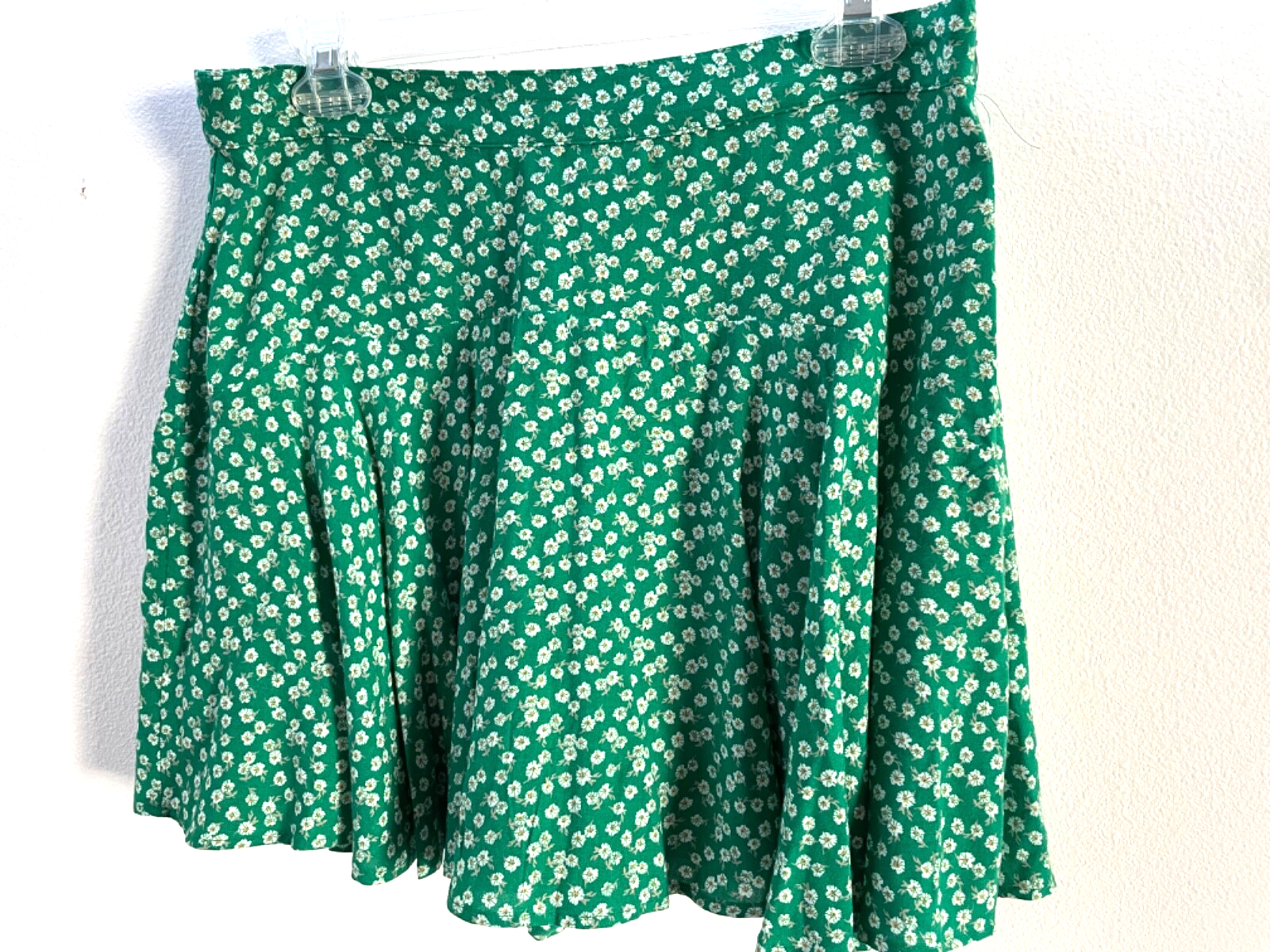 NWOT Hollister Ultra High-Rise Skort in Green with White Daisies Size Large 15x16