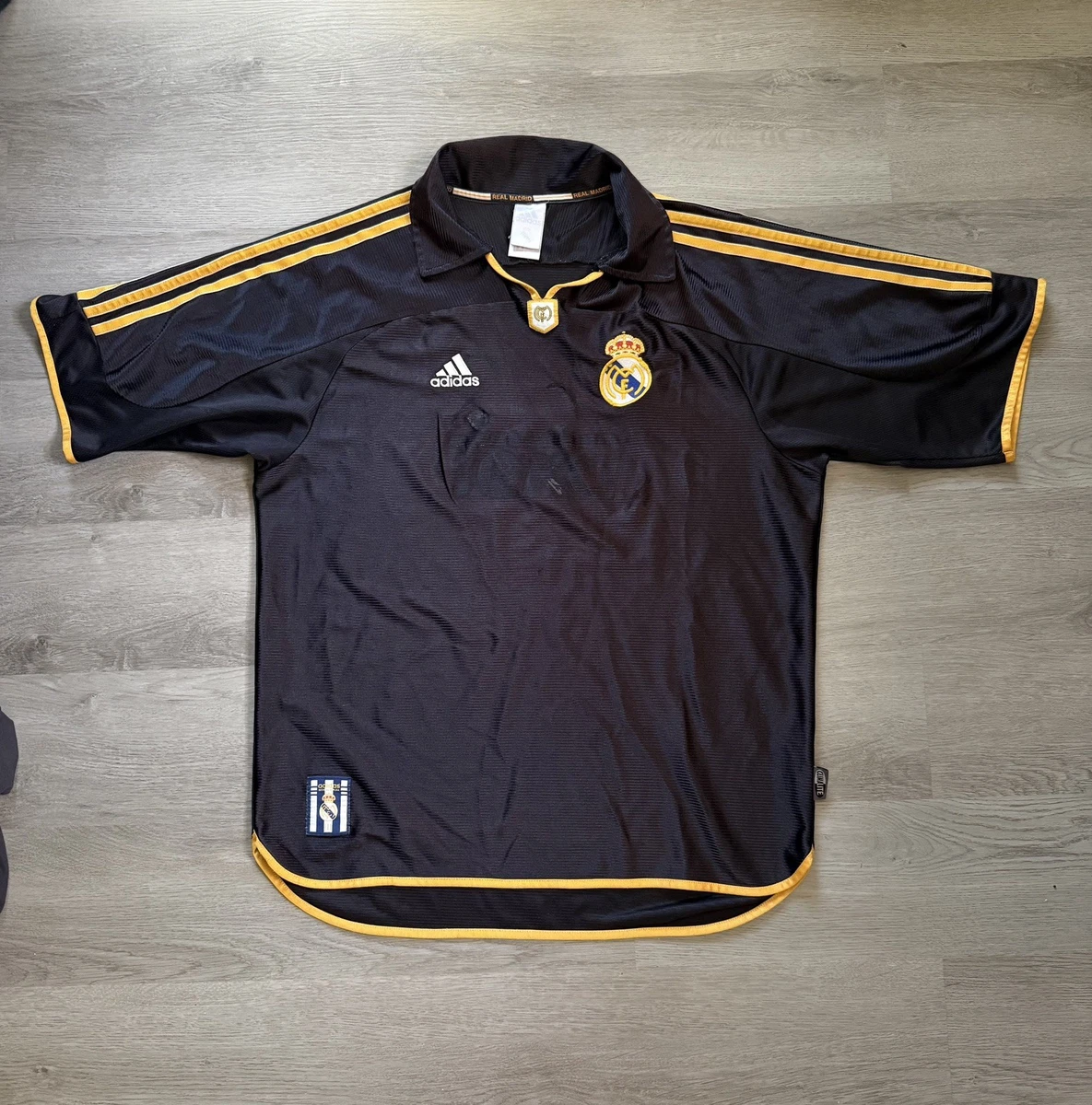Preços baixos em Real Madrid Black International Club Camisas de