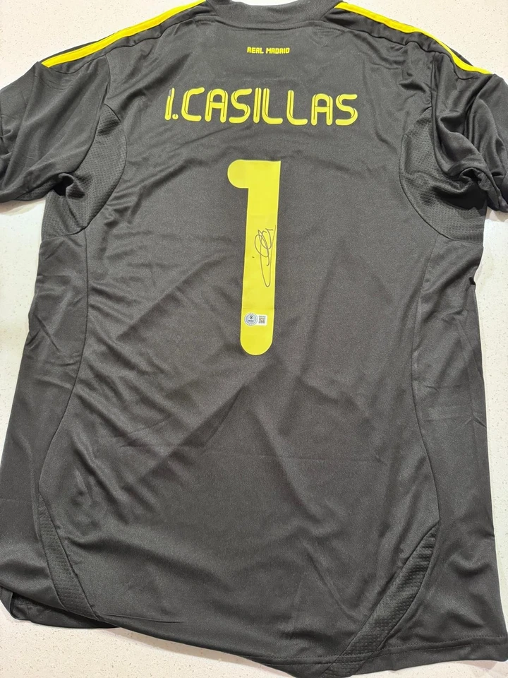 Camiseta Iker Casillas Real Madrid assinada com certificado de autenticidade (Beckett) - Imagem 2 de 4