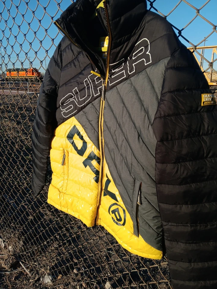 Superdry 男式倾斜被子富士松饼夹克(颜色:黑色/黄色,尺寸:M) — 第 3/4 张图片