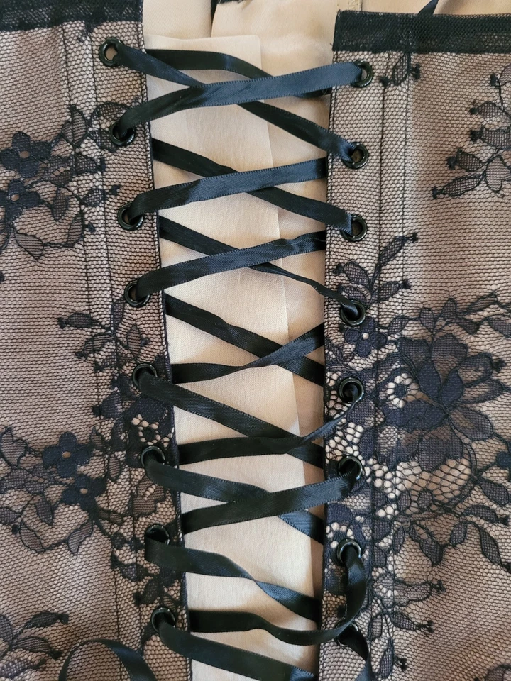 Corsé de encaje negro Betsey Johnson de colección talla y2k pequeño satinado forrado caprichoso sexy Foto 3 de 4