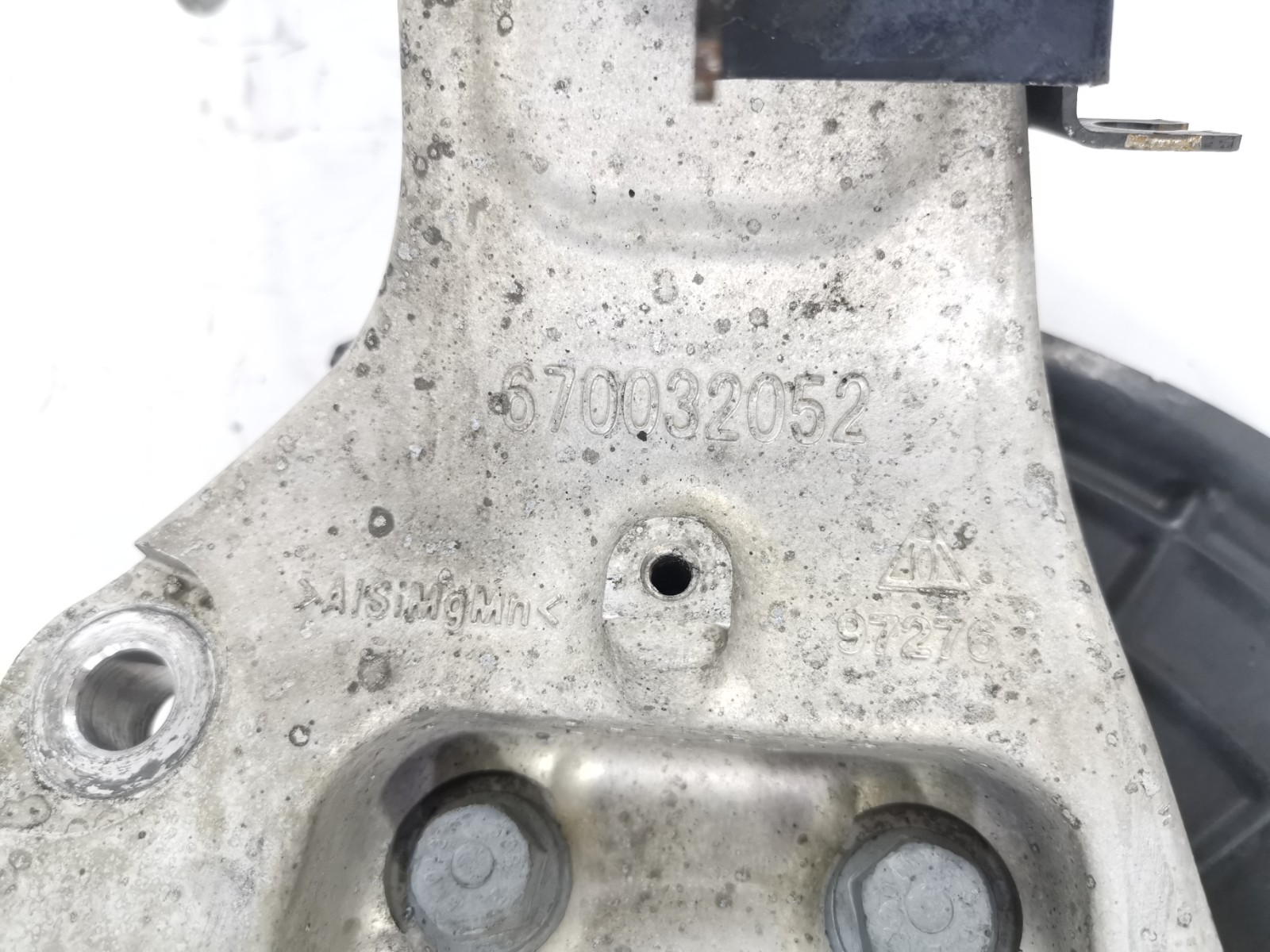 Maserati Levante 2017 AWD AUTO 3.0 L Front Right Knuckle Spindle With Hub OEM