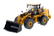 DIECAST MASTERS - CATERPILLAR 966M wheel loader with driver and metal box - 1...