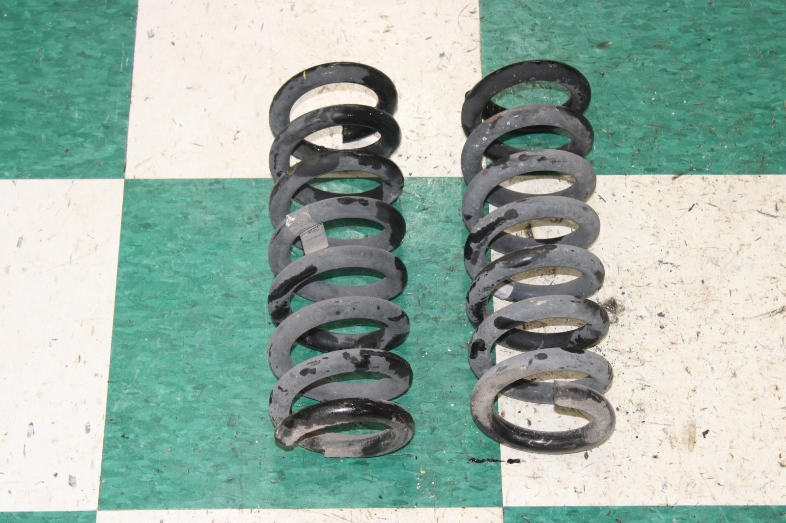 14-24 Ghibli 3.0L Engine LH RH Rear Back Suspension Coil Spring Pair 2x Unit OEM