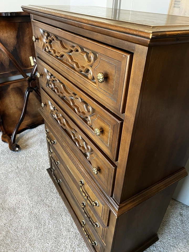 Cajonera Bassett Furniture Industries vintage tiradores de madera y latón de nuez moscada Foto 2 de 4