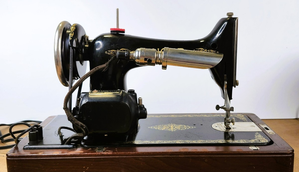 Vintage 1927 Model 99 Singer Portable Sewing Machine, Carrying