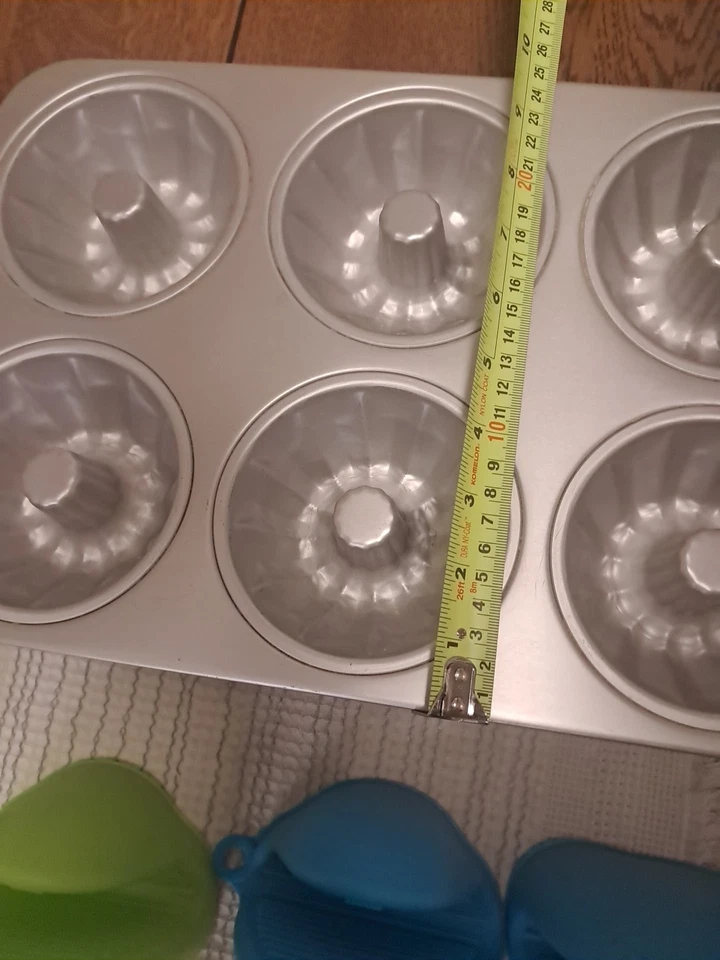 IQ Accessories Plato de pastel agradecido, mitones de horno de silicona y bandeja de horno para pasteles Bundt  Foto 4 de 4