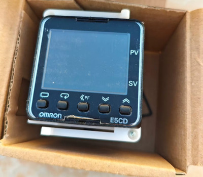 New  in box Omron E5CD-QX2ADM-800 Temperature Controller