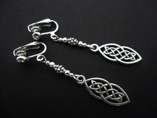 UN PAIO DI ORECCHINI A TEMA NODO CELTICO A TEMA NODO TIBETANO CLIP LUNGA PENDENTE.