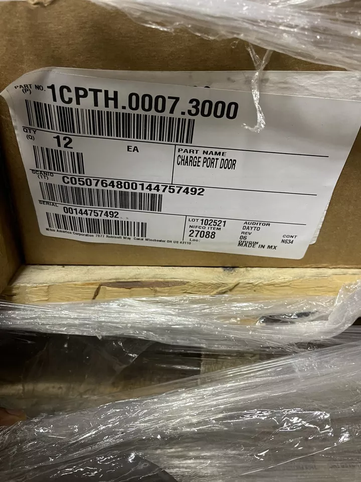 BRAND NEW FORD E-TRANSIT CHARGE PORT DOOR REPLACEMENT **FREE SHIPPING** - Image 3 of 4