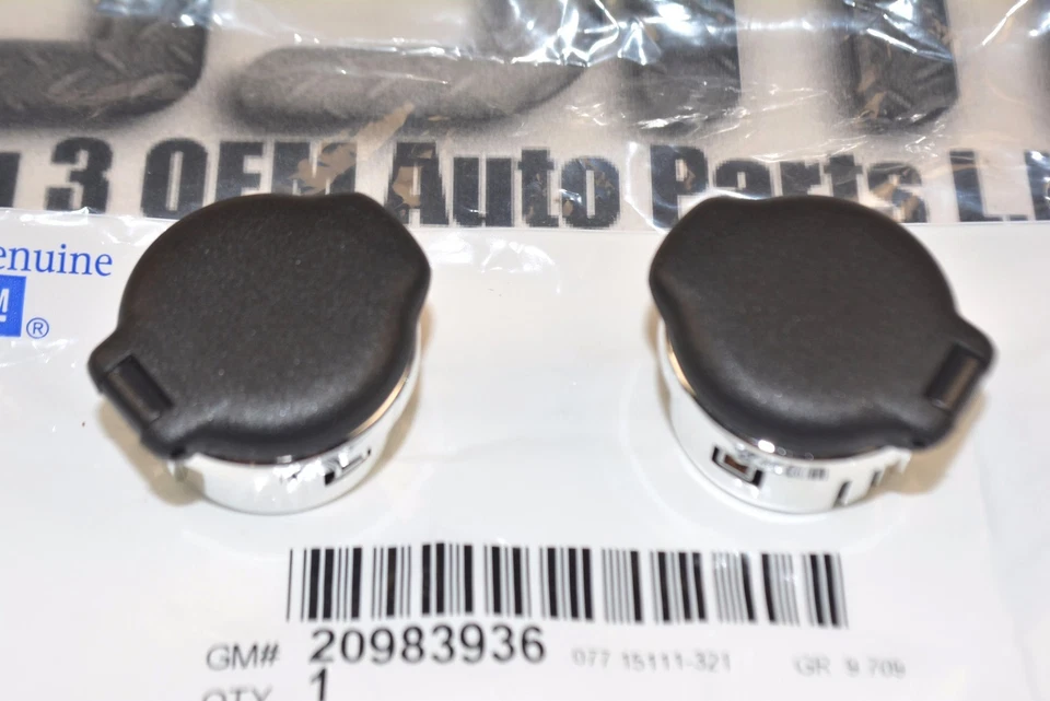 Комплект из 2 хромированных крышек розеток питания для приборной панели Chevrolet Silverado GMC Sierra новые от оригинального производителя - Изображение 3 из 3