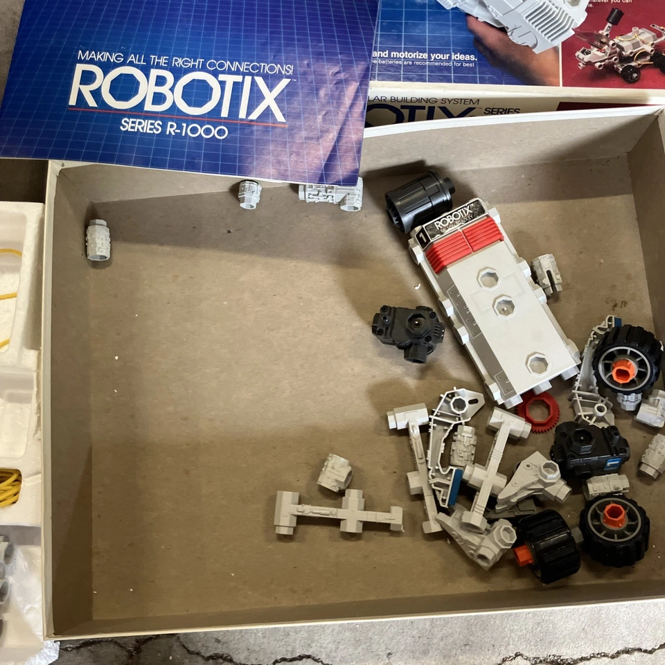 Milton Bradley 1985 ROBOTIX Serie R-1000 Juego Piezas Viene Con Figura Foto 4 de 4