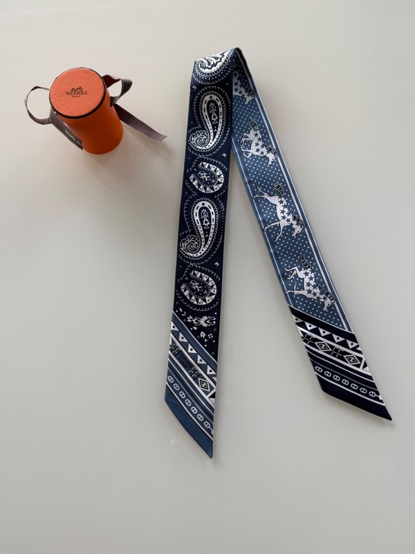 HERMES Cheval de Coeur Bandana Twilly (Color - Bleu Jean/Bleu Marine/Blanc)