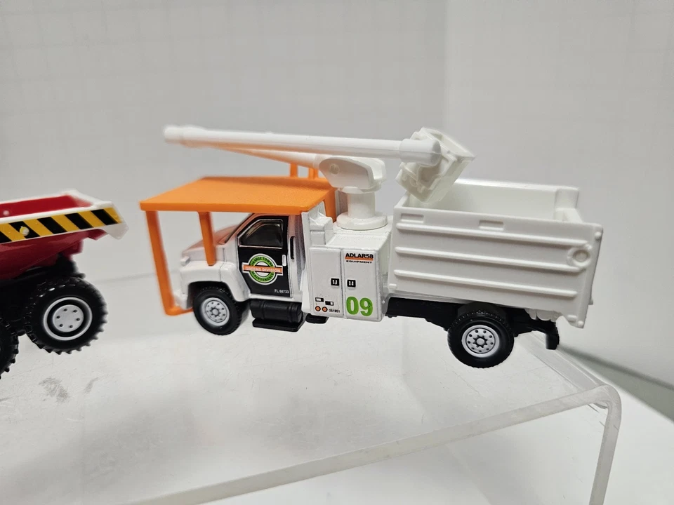 2009 Matchbox GMC C8500 Topkick Tree Trimming Truck & JCB 726 Dump Truck - Nice - Image 3 of 4