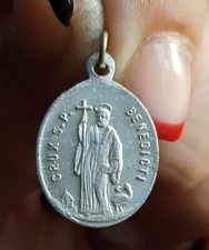 F13C07 pendentif Médaille des sorciers St Benoît templier religion ésotérisme 