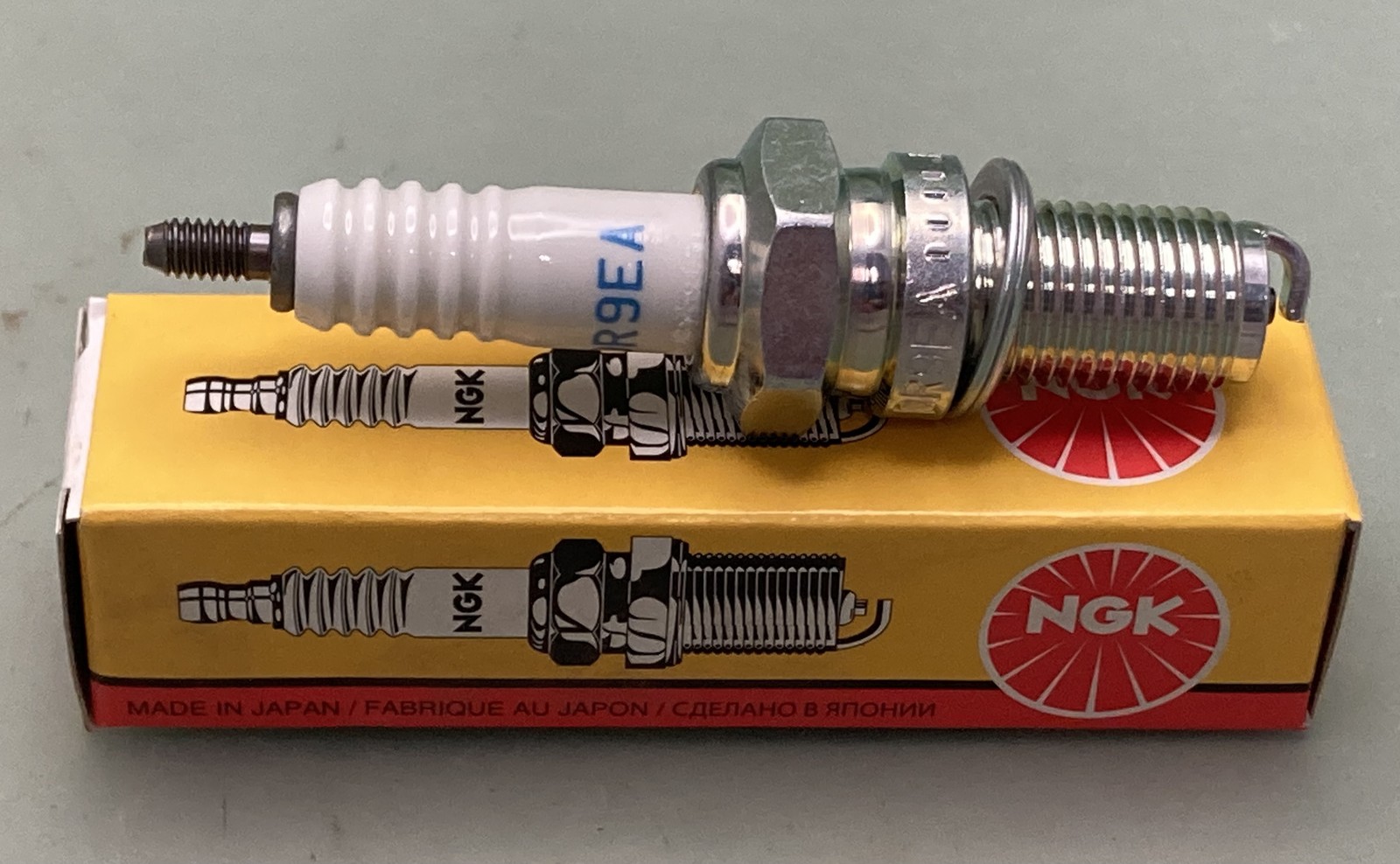 Qty 2 New Genuine NGK 3437 Spark Plug DR9EA