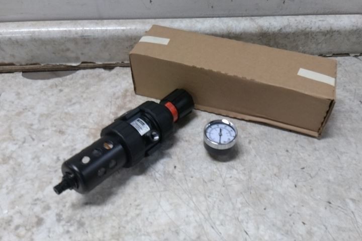 Parker 06E32A18AC 40 Micron Filter Rating 1/2 In NPT Air Inlet Filter/Regulator
