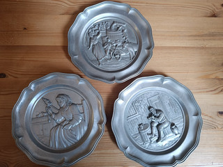 3x Sammelteller 22cm aus Metall Wandteller Vintage mit Handwerksmotiven Konvolut
