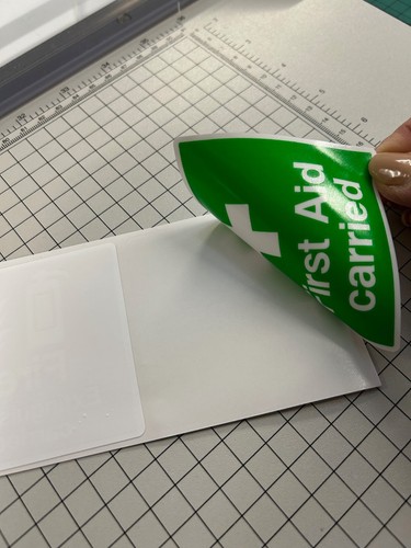 FIRST AID CARRIED FIRE EXTINGUISHER CARRIED Window Stickers Decals 2 off 75mm - 第 3/4 張圖片