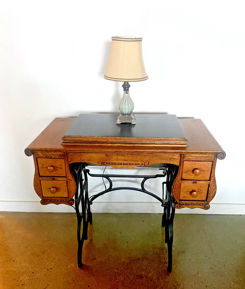 Antigua mesa de almacenamiento de roble con compartimentos únicos y 5 cajones Foto 3 de 4