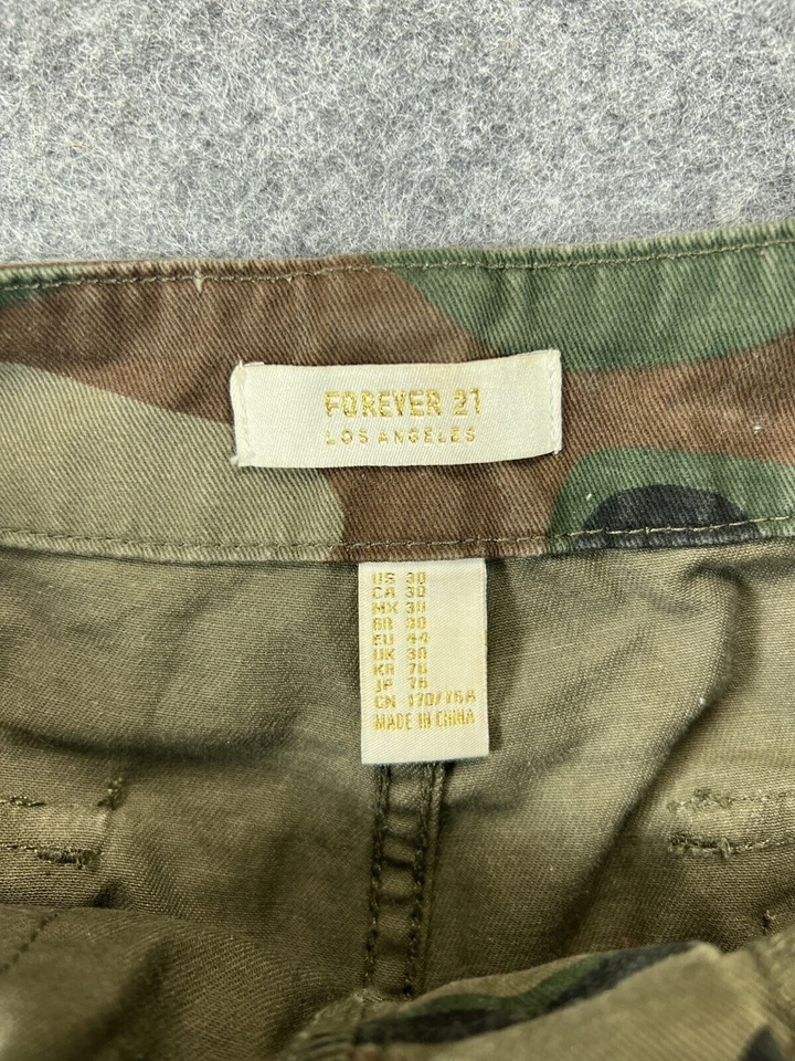 Pantalones Cortos Forever 21 Para Mujer Camuflados Talla 30 Verde Camuflaje Tiro Alto Utilitario Foto 4 de 4