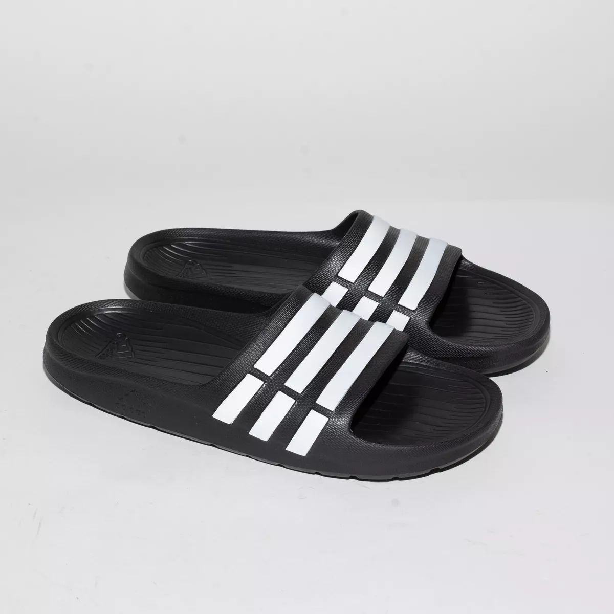 Literaire kunsten Vlek Verkleuren Adidas Duramo Slides Kids Youth Kids Sandals Black White Soccer Beach Sz K3  | eBay