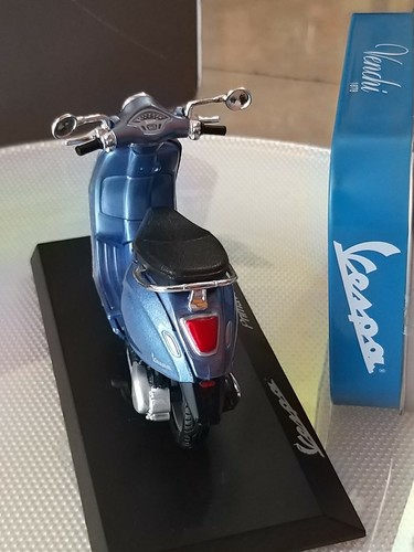 Modellino Colore Blu chiaro Moto Vespa Primavera 150 + Latta Vespa Pubblicitaria - Foto 4 di 4