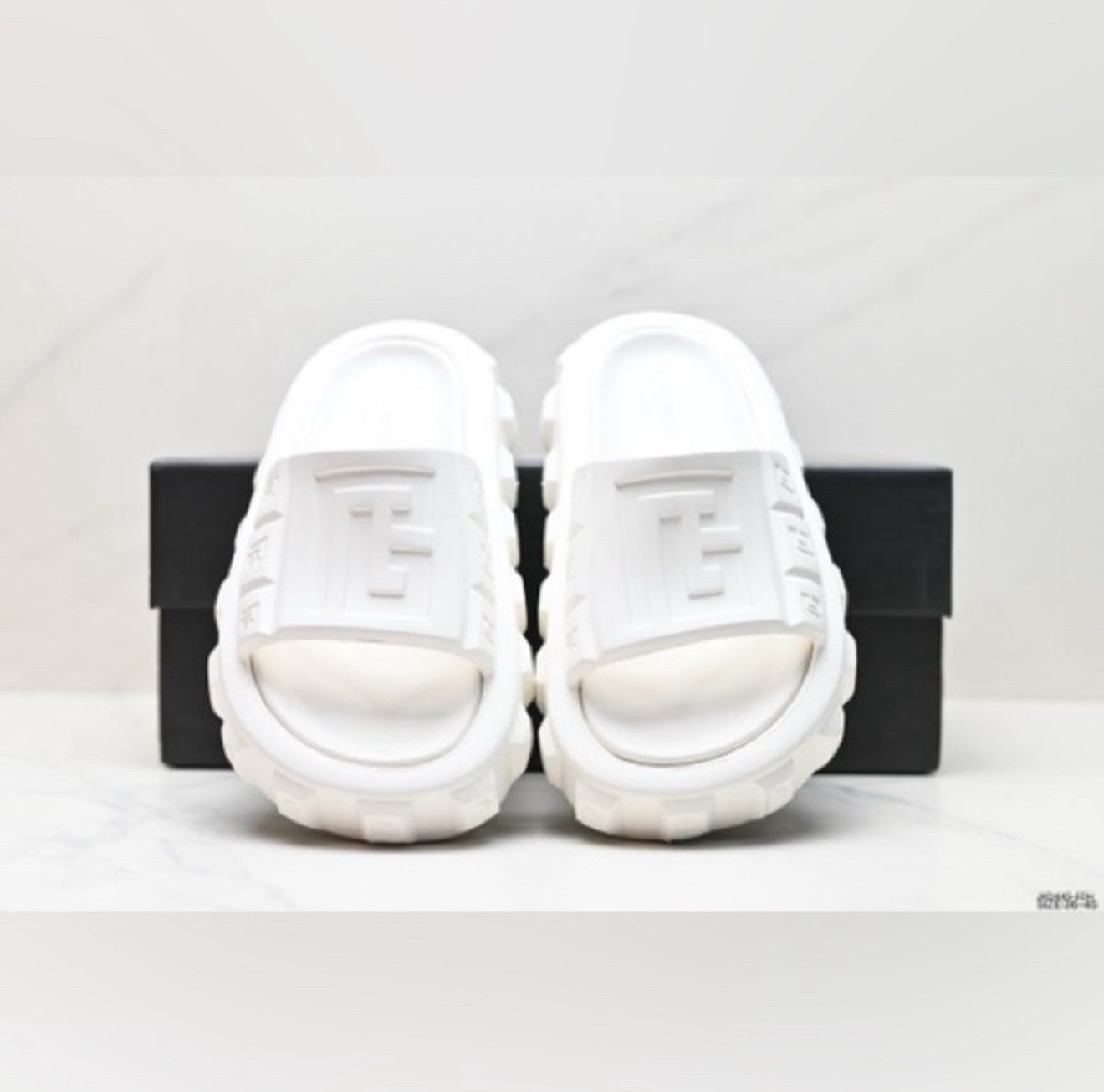 Brand New Balmain Womens White Ari Rubber Slides Sandals US 6/7 EU 36/37