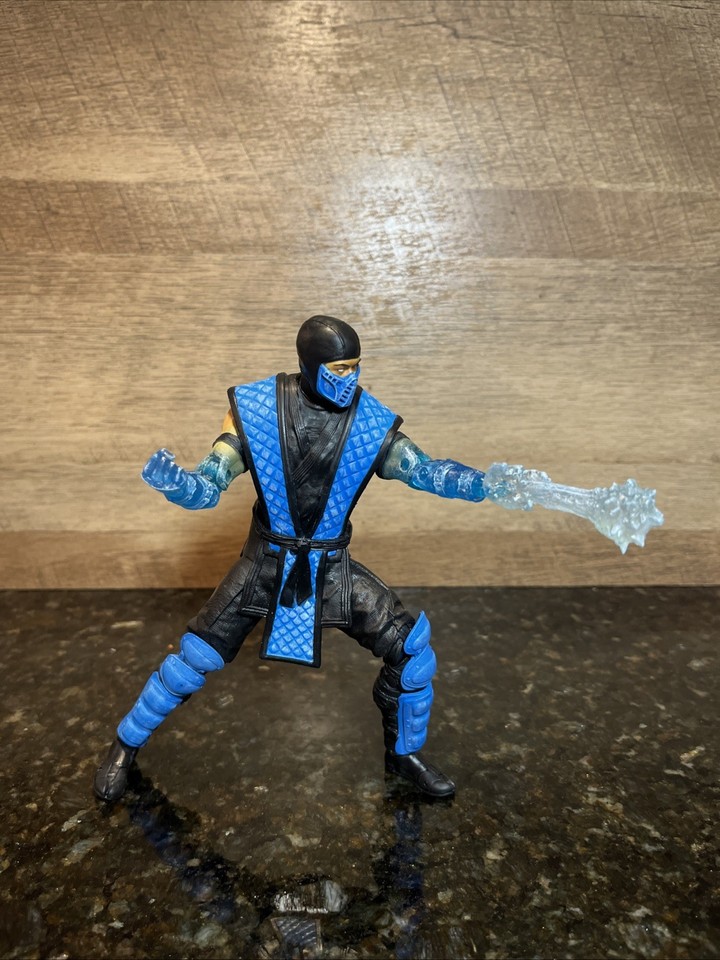 EXG Sub-Zero Cable Guy – Supporto Per Controller E Telefono, Mortal Kombat Klassic, Altezza 20 Cm