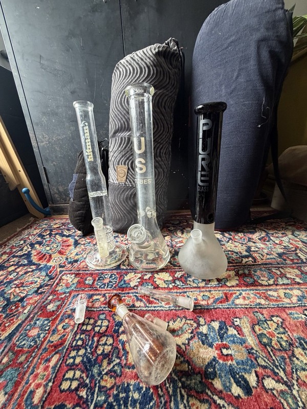 3x GLASS WATER PIPES - 2 LARGE TRAVEL BAGS + Some Accessory’s Included