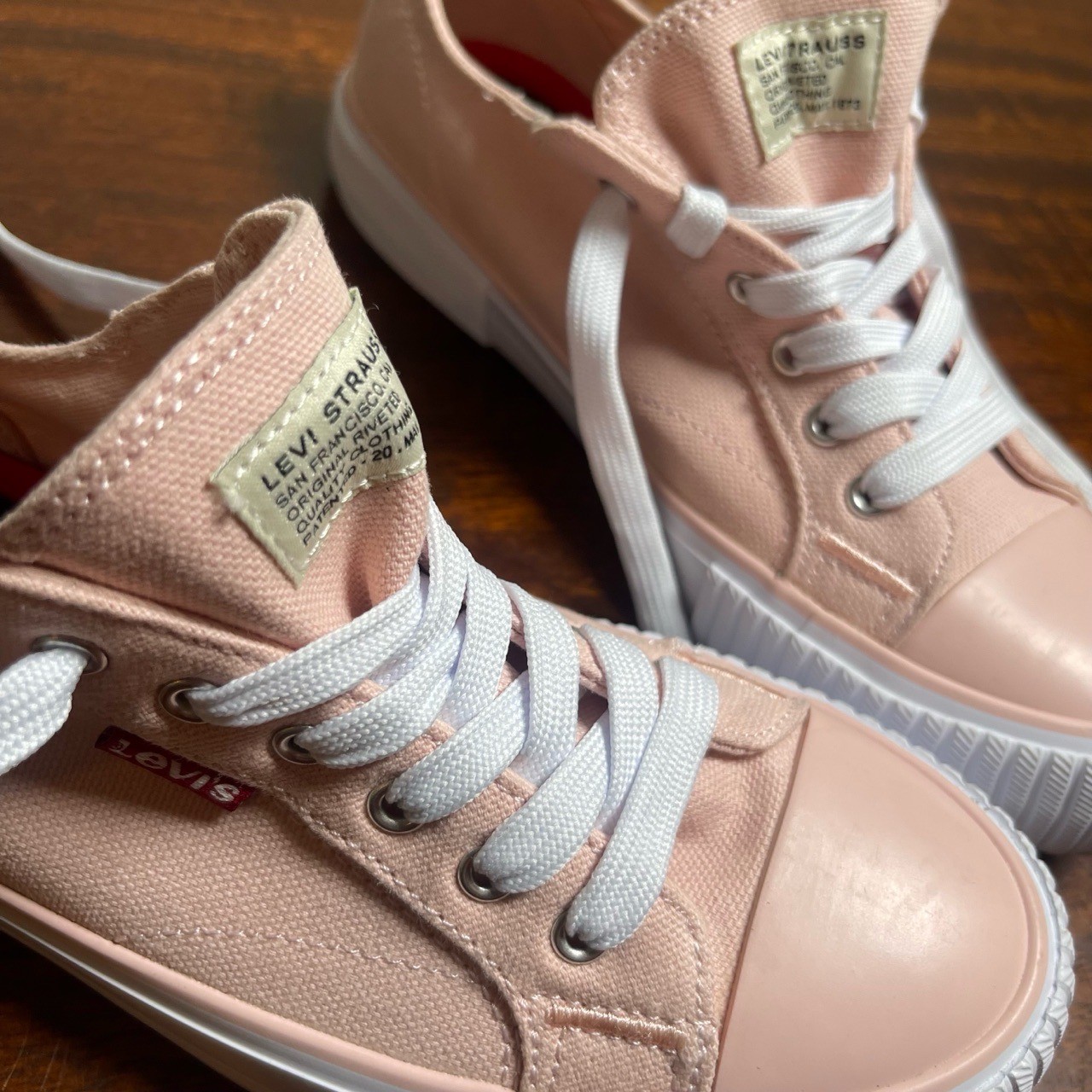 Levi’s Kids Size 5 Pink Canvas Sneakers Low Top Lace Up Shoes thumbnail 6