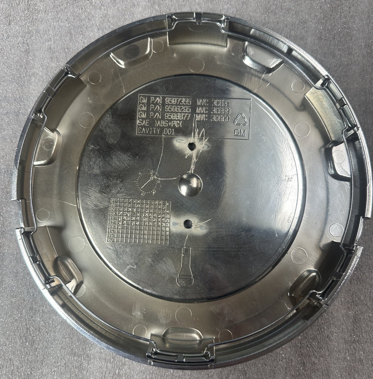 FACTORY OEM GM CADILLAC ESCALADE 22 INCH WHEEL CENTER CAP 9598677