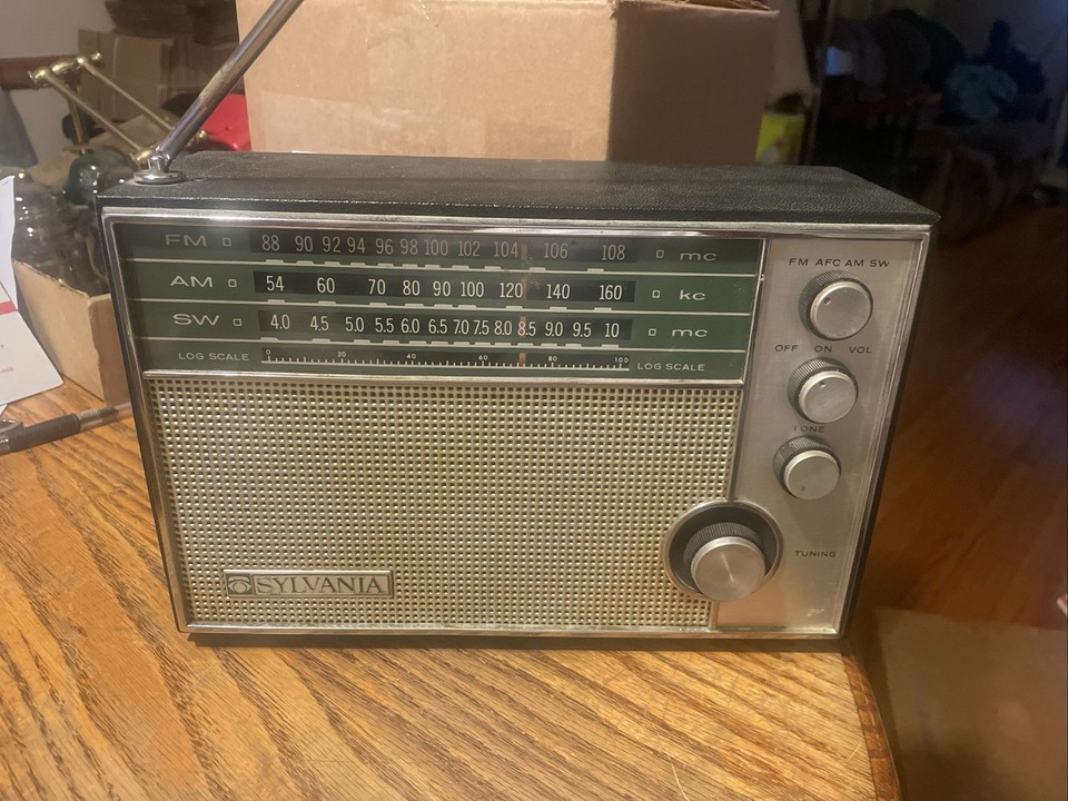Vintage 1964 Sylvania Tr40 Multi Band Am Fm SW Radio Pristine Case Tested 100% ￼