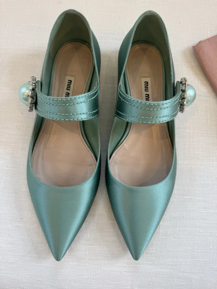 Pisos planos de ballet Miu Miu azul marino satinado Mary Jane adornados punta Foto 4 de 4