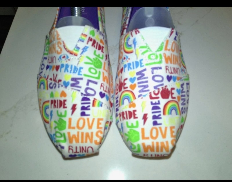 women's Toms Unity Gay Pride shoes flats size 9 near-perfect condition low shpng