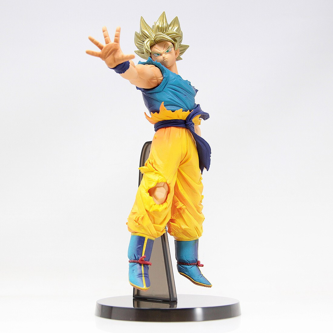 Banpresto Super Saiyajin Son Goku: ~ 20 cm Dragonball Z x Sangue dos  Saiyajins ~ Estatueta + 1 pacote oficial de cartas colecionáveis de  Dragonball (38747)