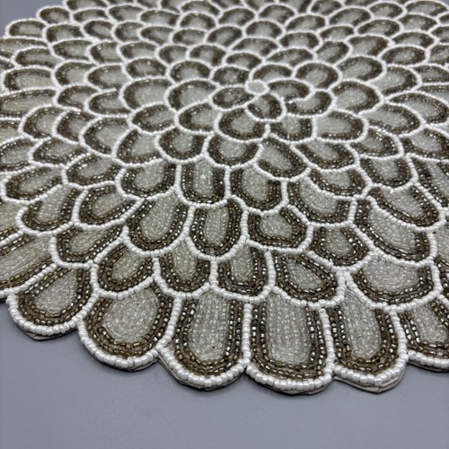 Juego de 4 manteles redondos Pier 1 con cuentas gris plata 15" ¡Impresionante! - Imagen 3 de 6