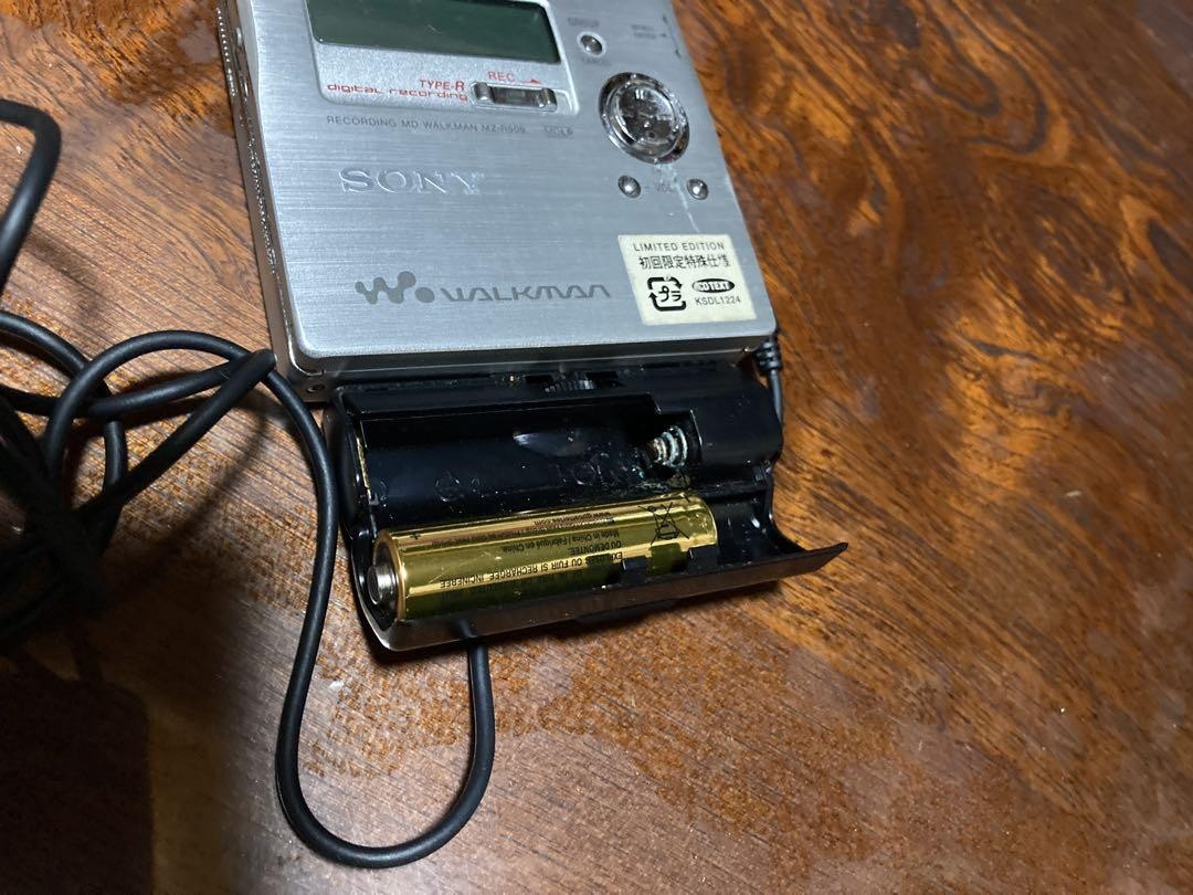 ★★ジャンク　SONY　MDウォークマン　MZ-R909 Sony MZ-R909 Silver Portable MiniDisc Player Recorder MD